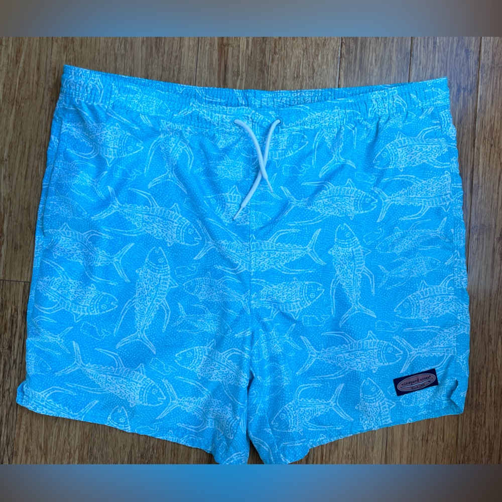 Mens Vineyard Vines Swim Trunks size large. 1188